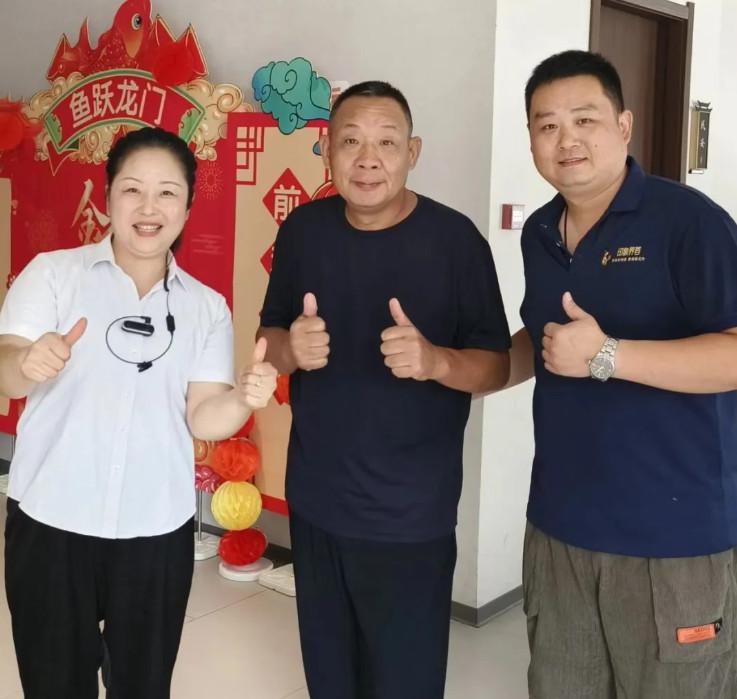 8月14日，胖东来创始人于东来在安徽阜阳界首市一家饭店内就餐，店里的小老板一看是