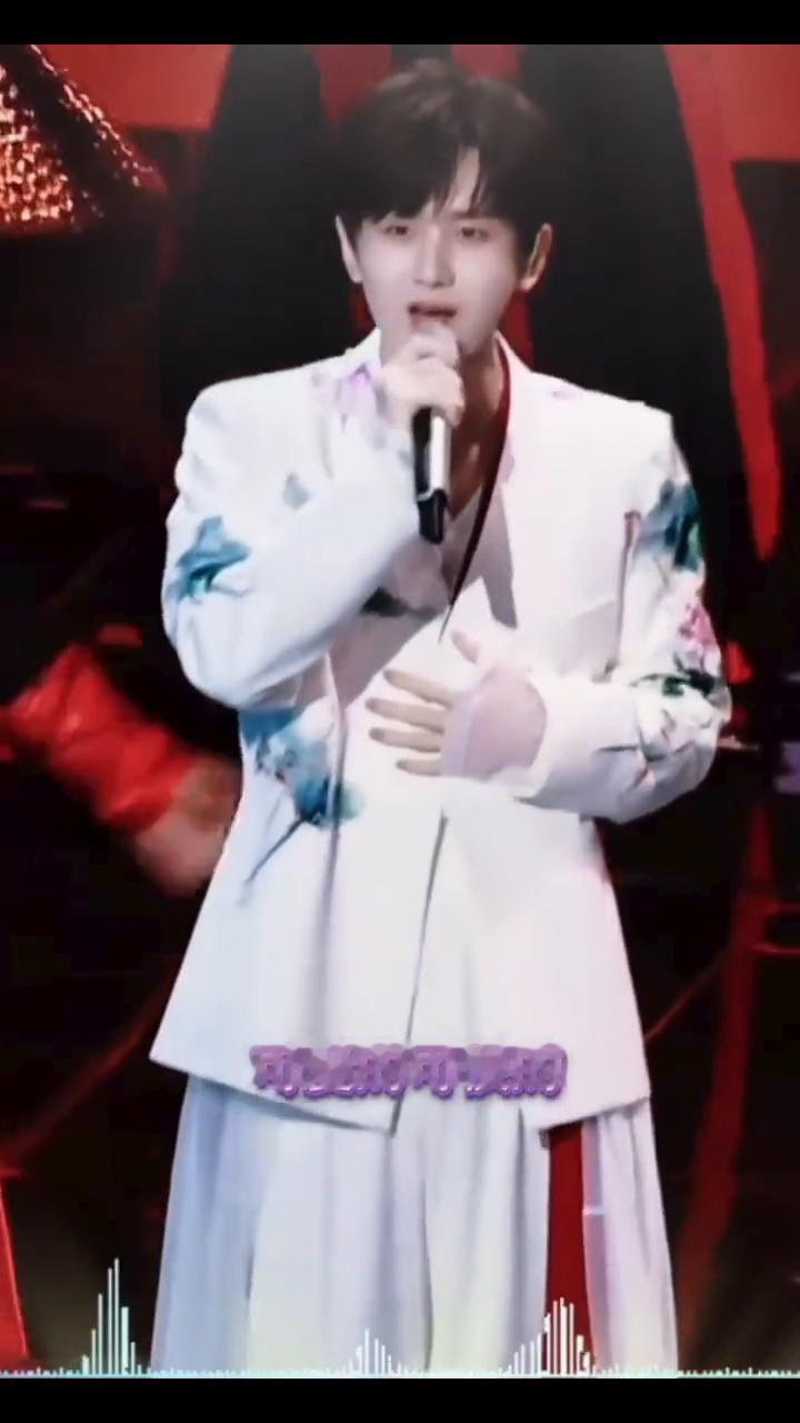 演唱：成毅。
天涯。
昏天又暗地，忍不住的流星，烫不伤。被冷藏一颗死星，苦苦的追