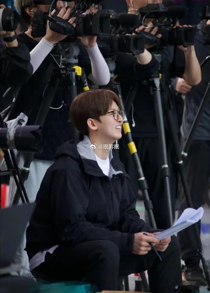 跑男舆论持续发酵，导演姚译添选择退网避谈争议，逃避式处理争议并不可取。现阶段，他