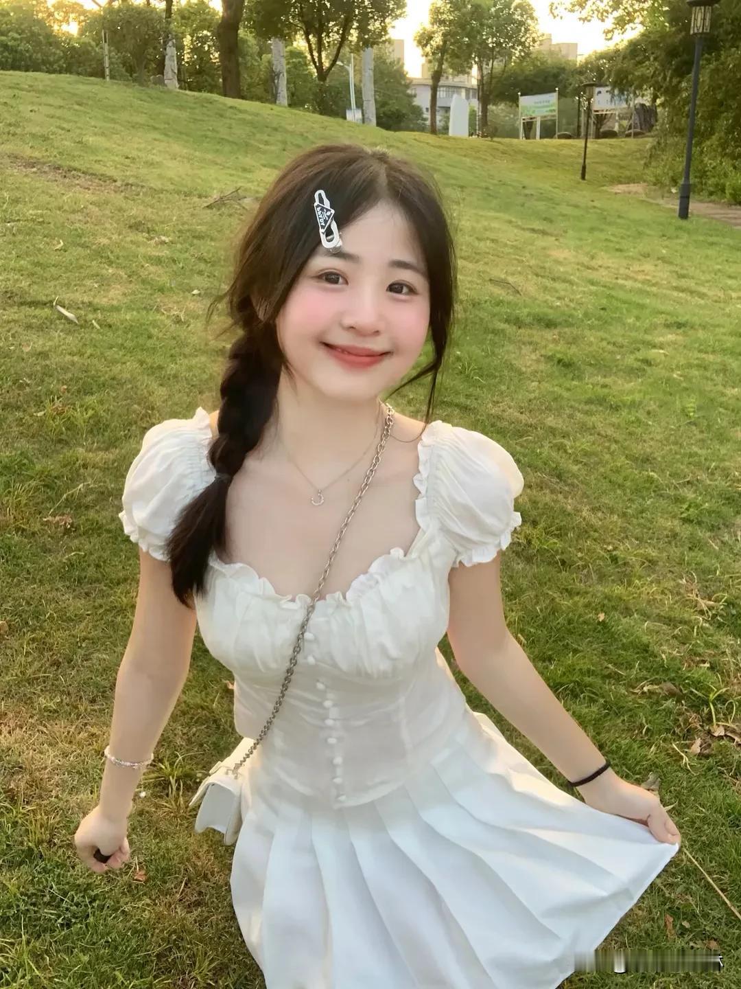 风掠过裙摆，
阳光吻过草尖。  
少女与自然相拥，
每一帧都是温柔的治愈。