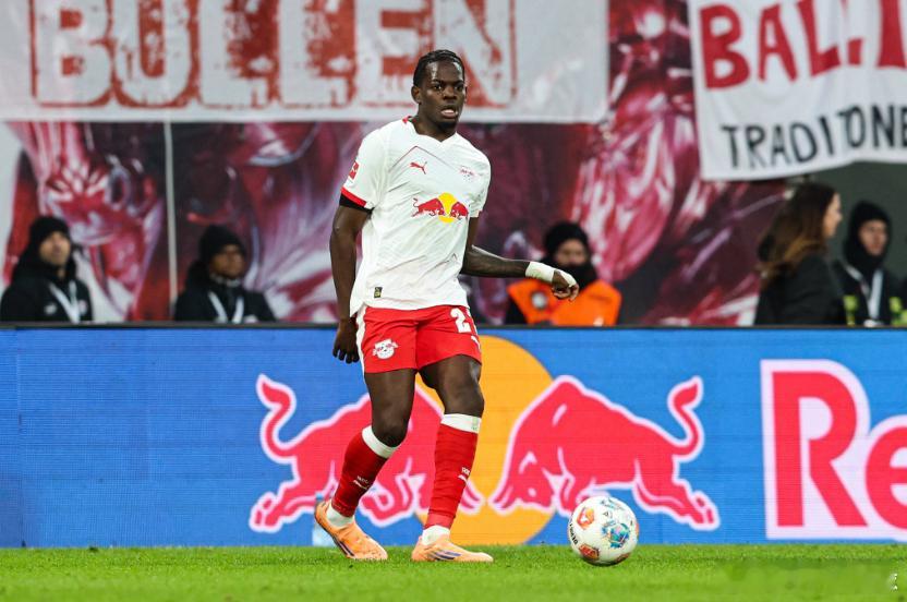 据德国天空体育报道，拜仁体育总监埃贝尔非常欣赏菜比锡中卫卢克巴，但其目前的主要目