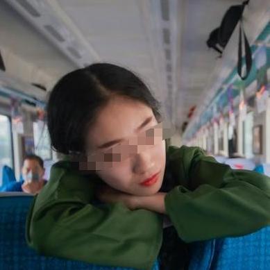 2000年，开往襄樊的474次列车上，一位姑娘在车厢连接处泡方便面，突遭3名男子