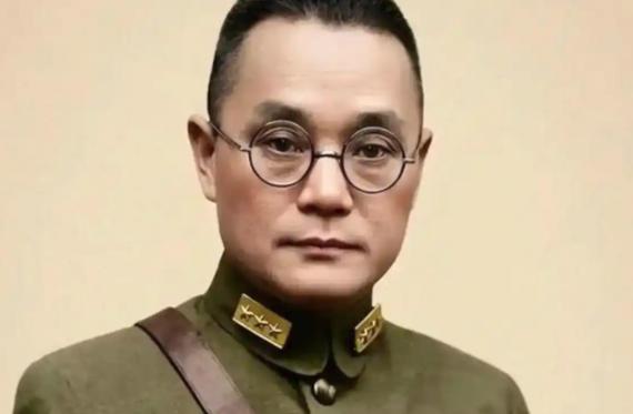 1949年深夜，国民党上将潘文华撞见自己最宠爱的七姨太正在屋里偷偷发电报。他没有