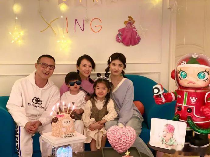 不是，今天什么日子啊，那边离婚，这边合体过生日，是要复婚?#汪峰章子怡官宣离婚#