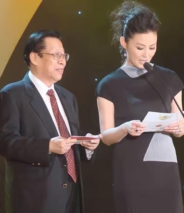 1993年，时任中央电视台台长的杨伟光，在没有上报的情况下，在《新闻联播》之后插