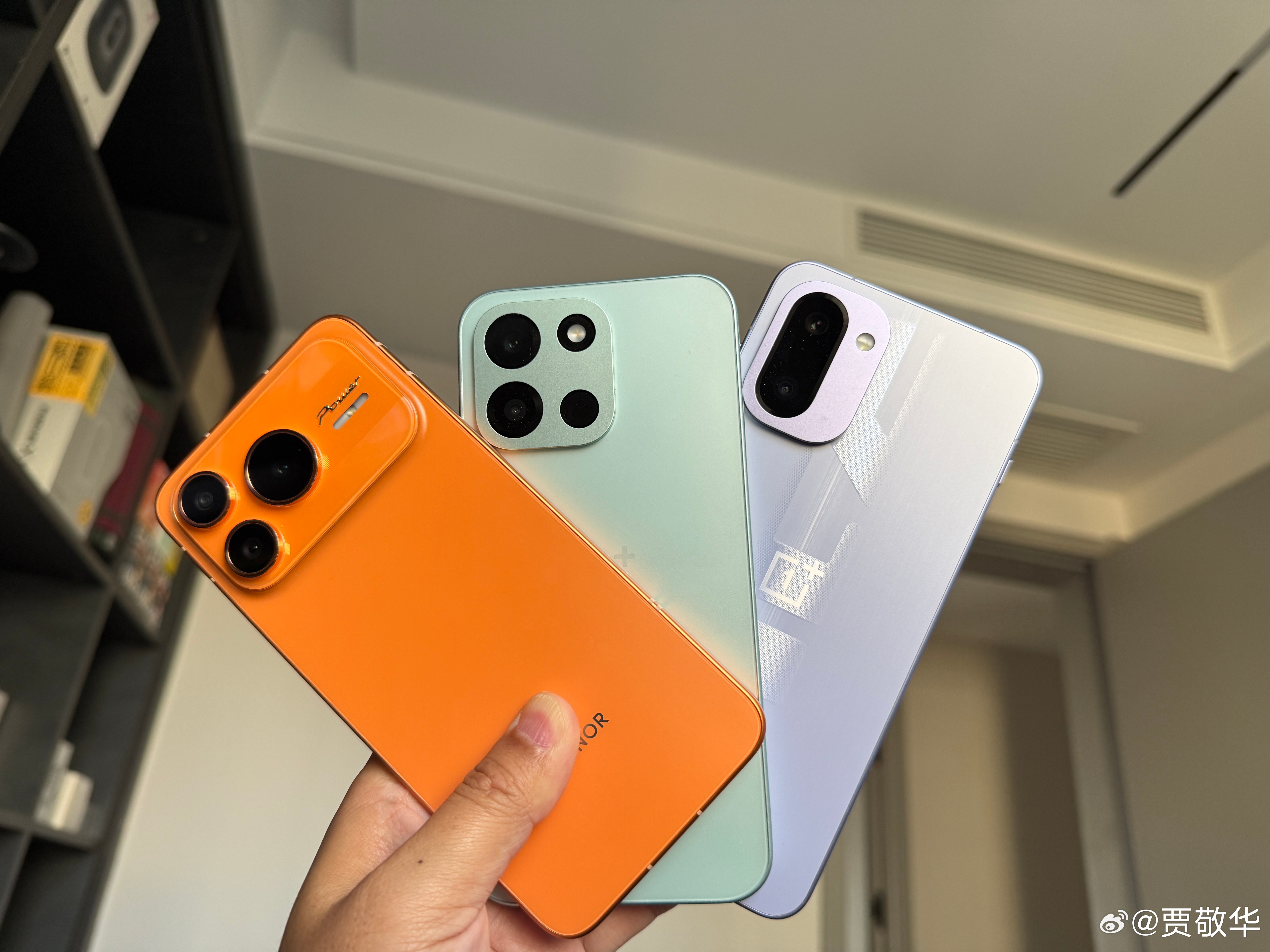 今天元旦，一会儿出去逛逛，带哪台手机出门呢？ 