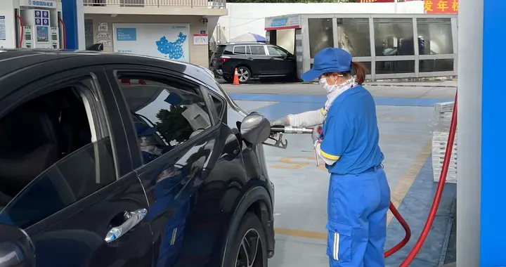 10月27日24时，油价或创四年新低，92号汽油重返“6元时代”