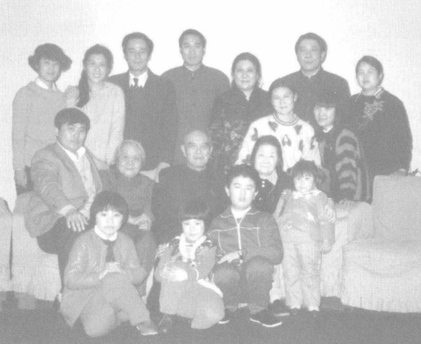 1987年春节，姚依林罕见全家福。中间三位老人是姚依林，姚依林的夫人周斌，还有姚