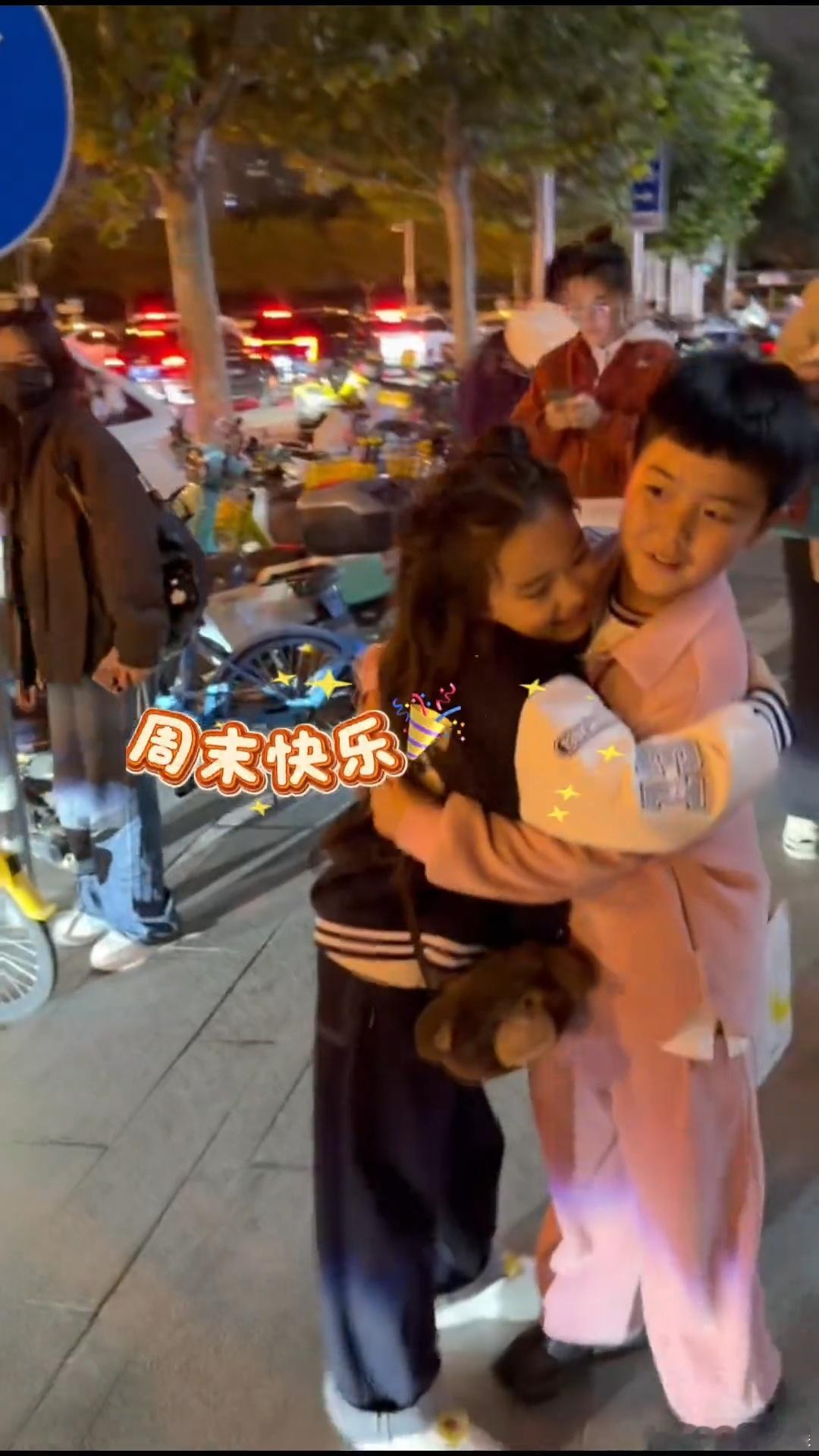 小酒窝晒周末日常vlog董璇佟丽娅小酒窝朵朵吃火锅唱K 你们四个人组成个家庭吧 