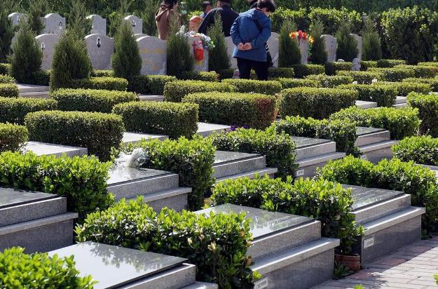 不用争论土葬火葬了！3月30日全国统一改革，农民能接受吗？
这次殡葬改革，最关键