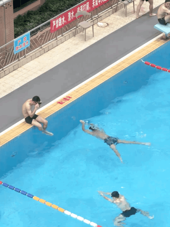 消防员在小区游泳池训练是什么体验 