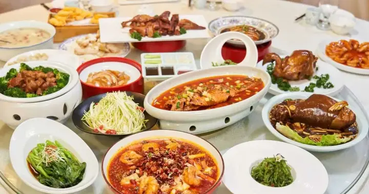 包厢靠抢，套餐变小！年轻人把马年年夜饭吃出新花样