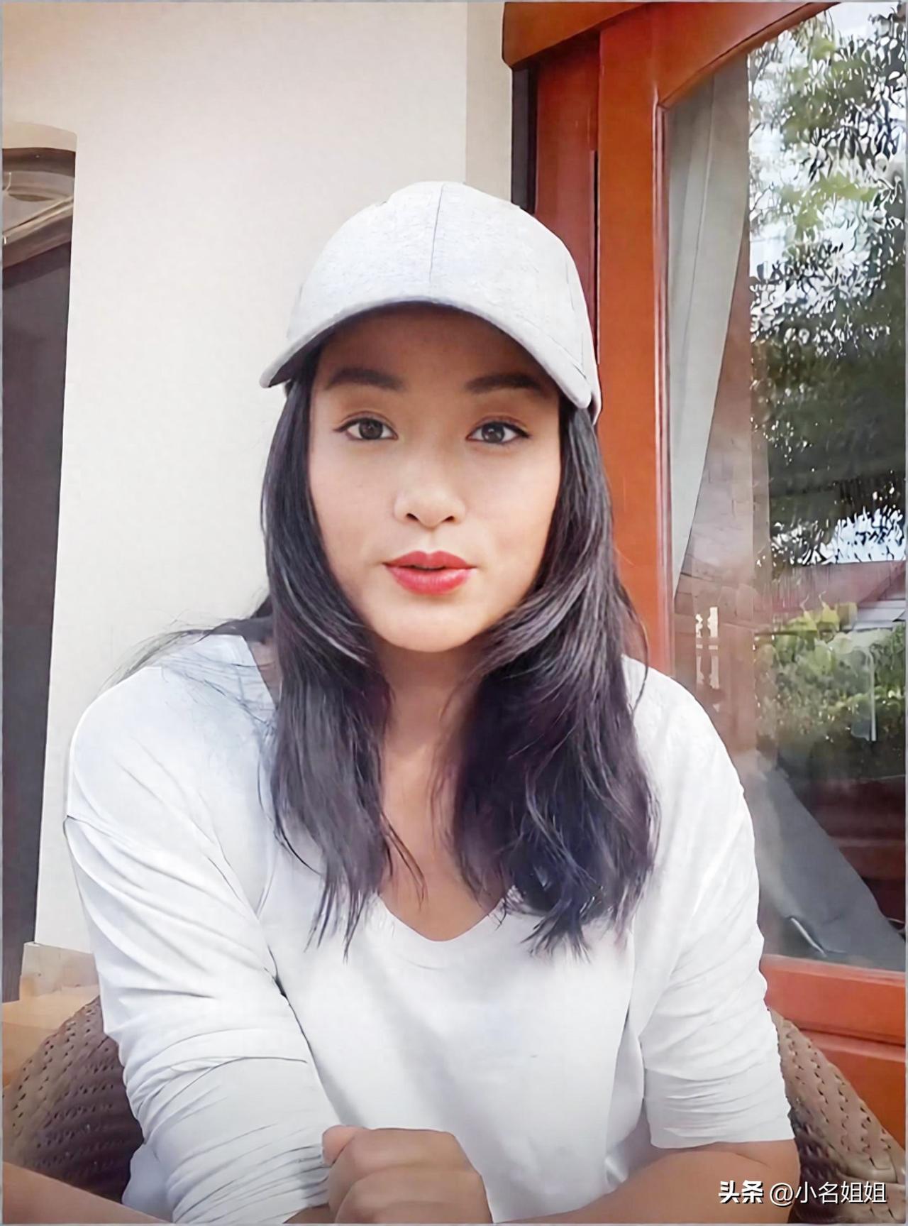 瞿颖，
该结的婚没结，
55岁了，没领证，没生自己的娃，亲妈也没当成，倒是一头扎