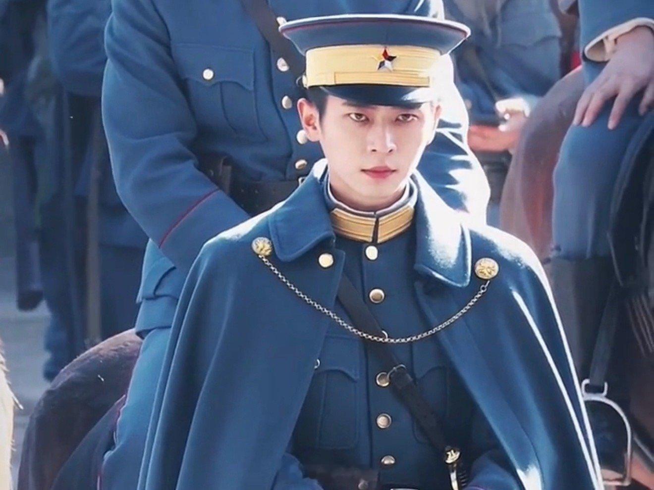 丞磊玉簟秋军装骑马路透又是被丞磊的气场惊艳到的一天啊，丞磊在电视剧《玉簟秋》的新