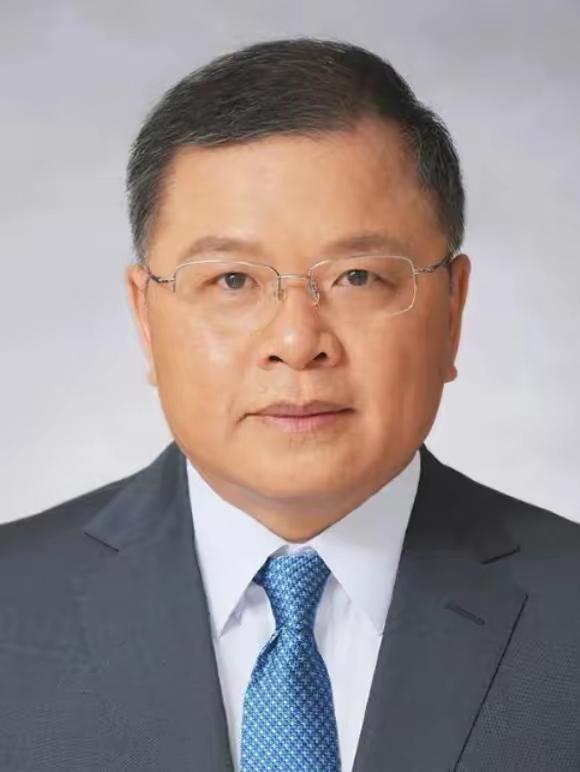 1996年，公费留学的黄大年加入英国籍，父母强烈反对，他说：就算骂我，我也要加入