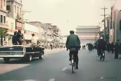 以描写中国拿到诺贝尔文学奖的第一人不是莫言，而是一个名叫赛珍珠的美国人。她是第一