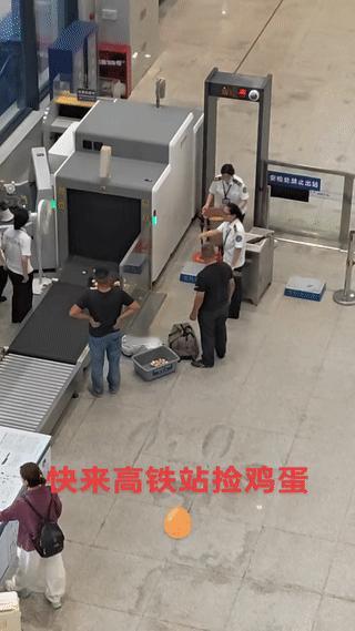 发生在高铁火车站里的奇葩一幕
乘客携带一大筐鸡蛋过安检？
结果鸡蛋最后全部都碎了