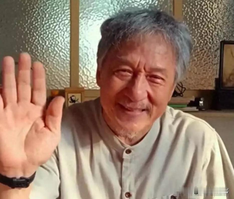 成龙身体是真不行了。以前成龙那可是娱乐圈的拼命三郎，各种高难度动作亲自上，像《A