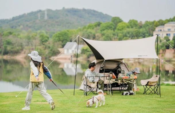 今年，又一个千亿市场爆了！最近，只要你出门，你能看到到处都是冲锋衣、防晒服、登山