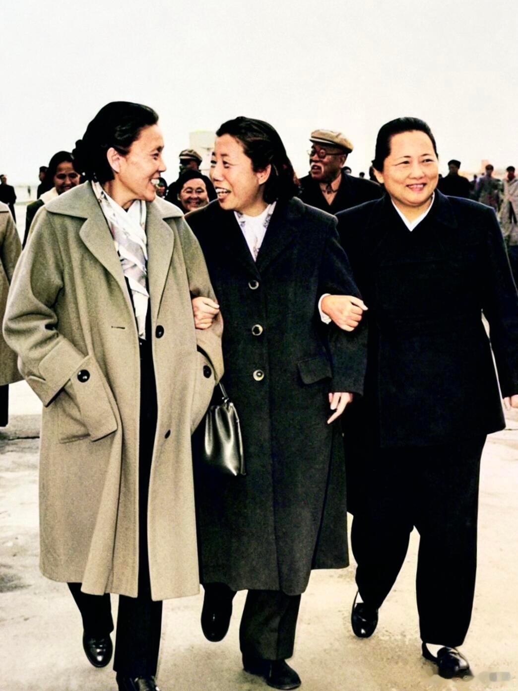 这张照片是60年代初期，三位杰出女性的珍贵合影，照片从左至右‌：蔡畅、邓颖超、宋