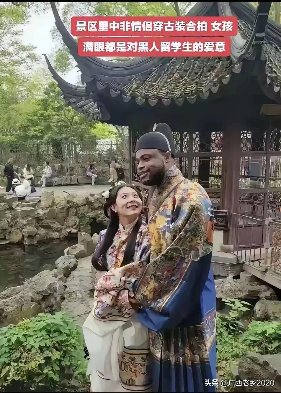 不知道唐太宗李世民看到这位身穿唐装的黑人会不会气得从棺木里爬出来大声诉斥道:我大