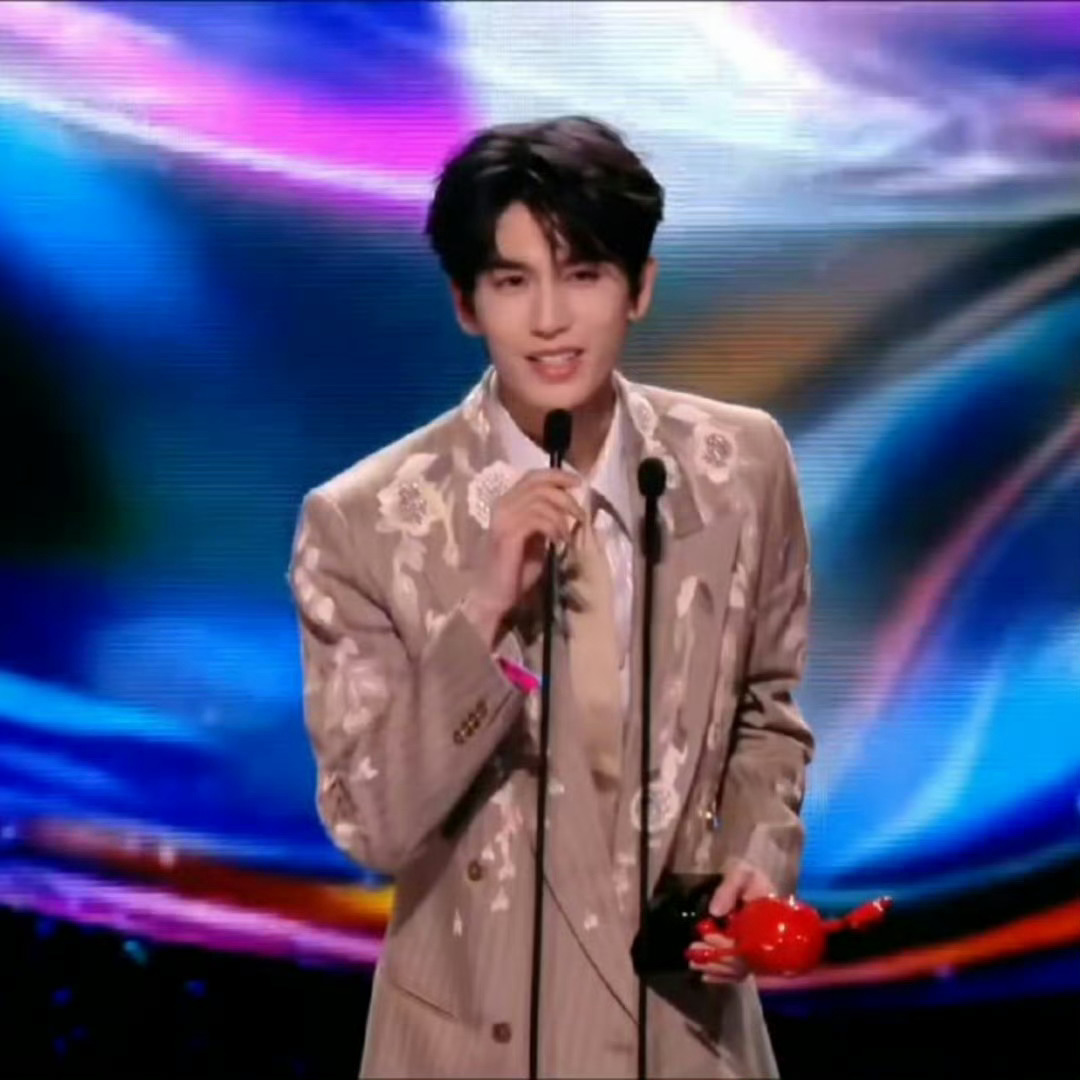 张凌赫发言徐若晗台下比心这张图片我保存了，明年可以磕一整年。