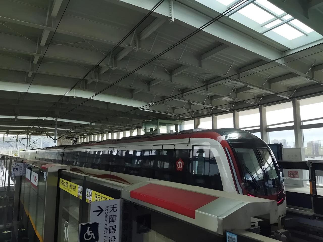 超强台风对城市的影响那简直太大了！就拿南京来说，7月12日，为保障地铁运营安全，