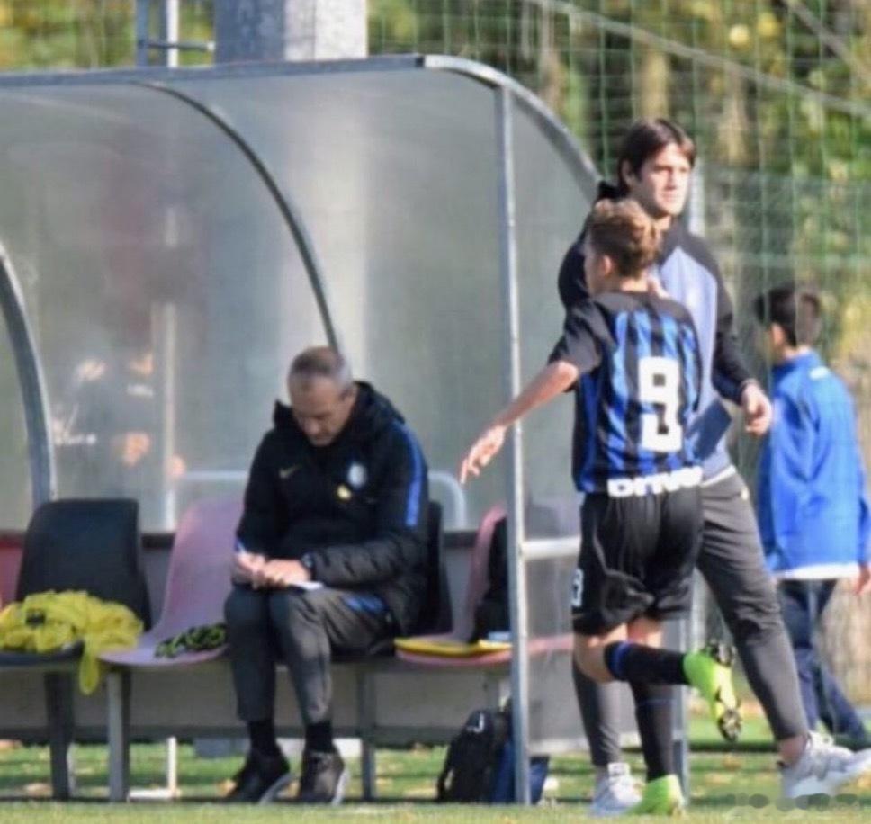 皮奥：齐沃？这张我们庆祝我在 U14 球队进球的照片 这显示了我们相识有多久 我