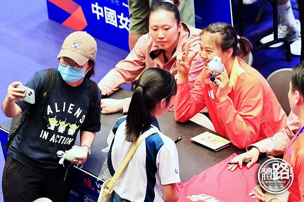 中国女排在香港签名见面会，龚翔宇李盈莹王奥芊人气旺。在VNL中国香港站开赛前夕，