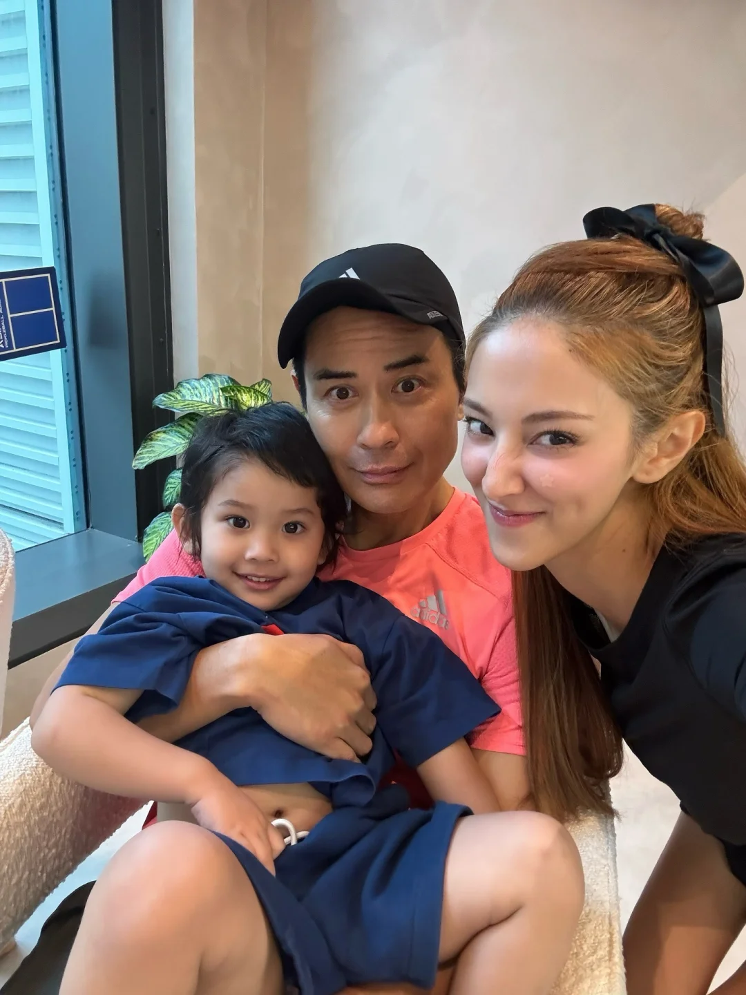 陈凯琳和郑嘉颖一家五口的中秋节碎片