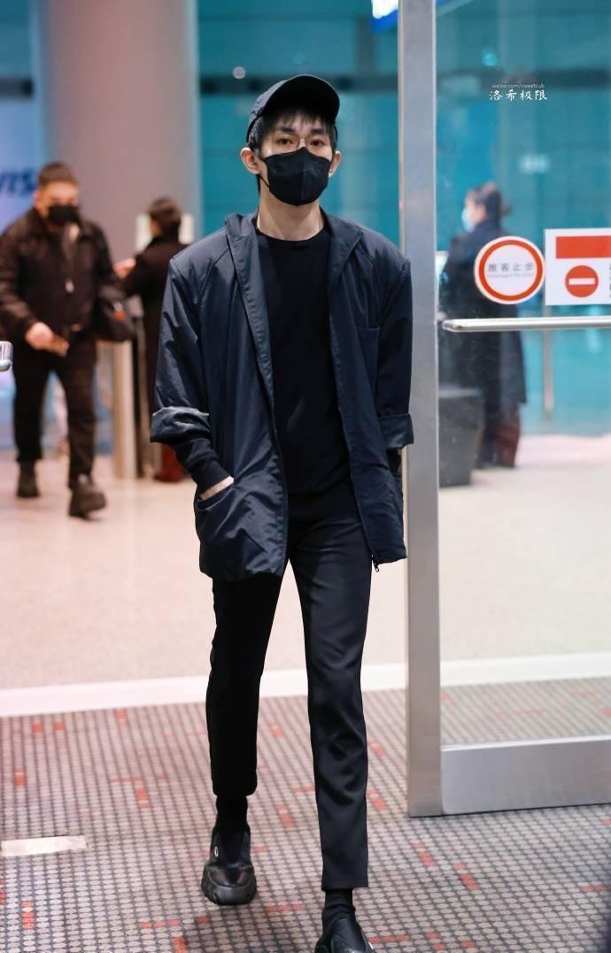#易烊千玺戴个眼镜都好深情##易烊千玺成男感已经nextlevel#易烊千玺戴个
