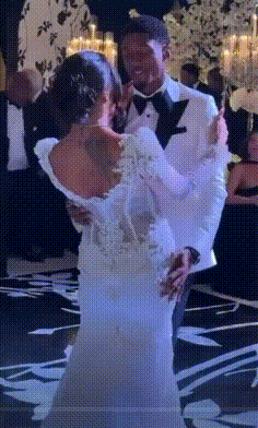 比尔大婚，塔图姆、杜兰特等NBA球星出席。
是不是娃都好几个了，这才补办婚礼？塔