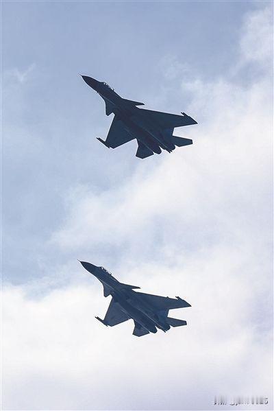 这是海军航空大学的学员们正在进行飞行训练，这应该是他们去部队前飞的机型。歼-15
