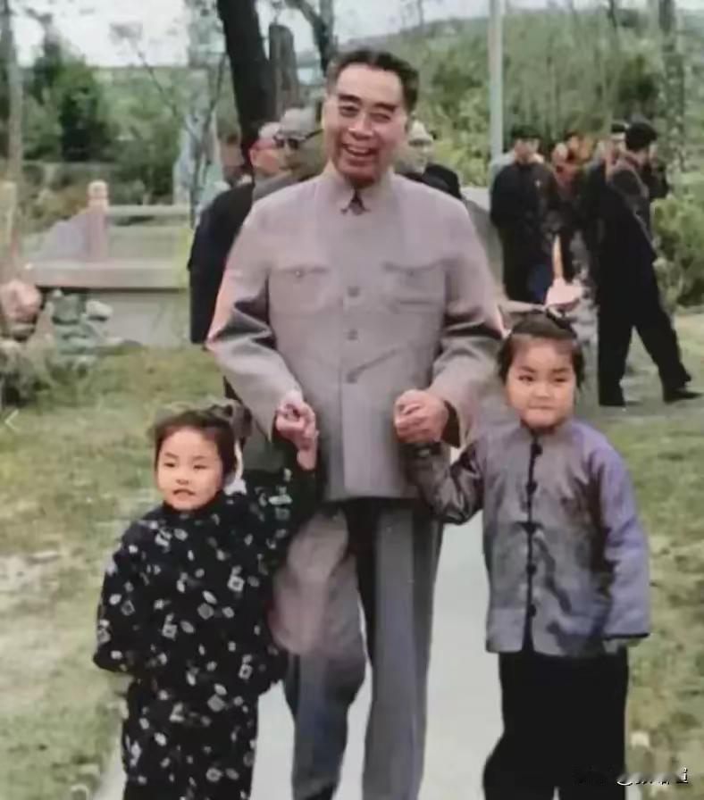 一腔赤子心，万般慈父情
 
世间千万种情怀，最动人心的，是他对家国赤诚不改，对百