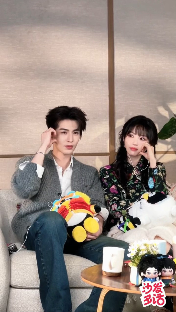 《公司同事偷偷背着我谈恋爱怎么办》张凌赫田曦薇花式比心 张凌赫田曦薇经纪人不在吗