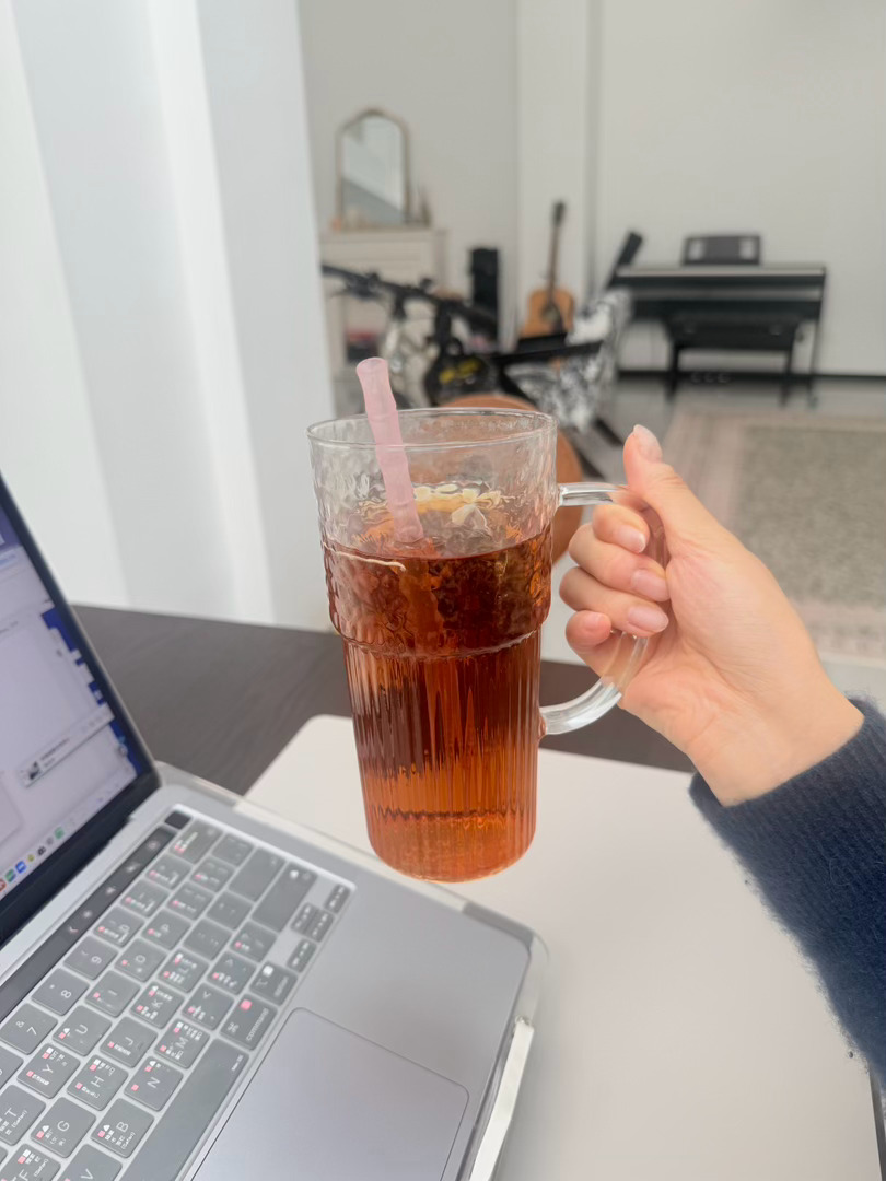 早起泡杯红茶沉浸式工作汇报一下：📢今天会有小韩最火的明星单品💰价值19800