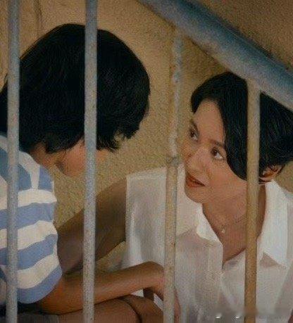 梁咏琪竟然去当足球队领队了 家人们谁懂啊！梁咏琪在《逆转上半场》里竟然演了个足球