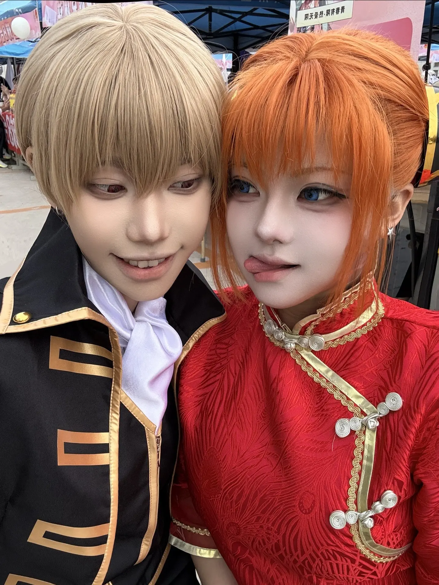 这小子肯定暗恋我  笑得这么开心。