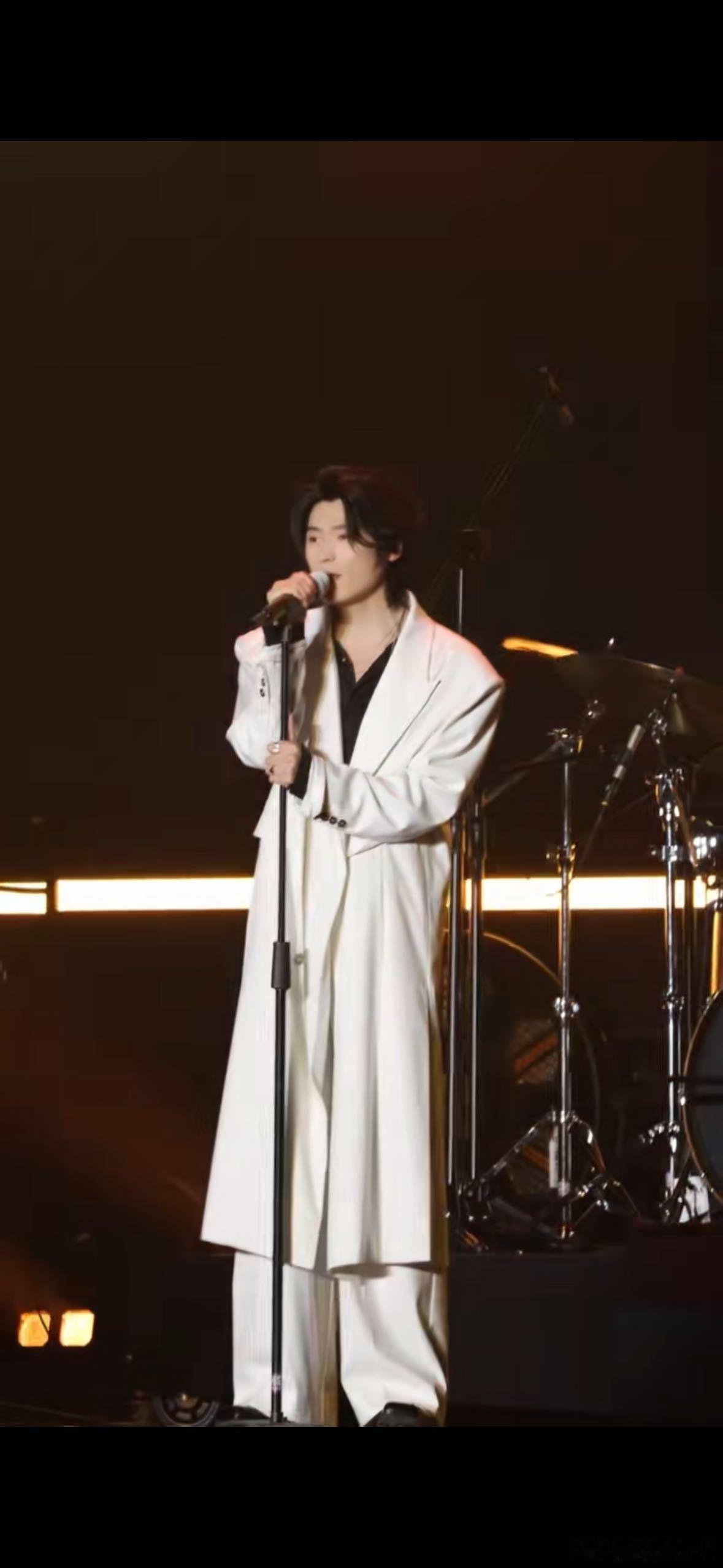 谁说中年大叔不追星隔壁老樊广州巡演大叔含量拉满见过风雨的大叔们，偏偏抵不过老樊这