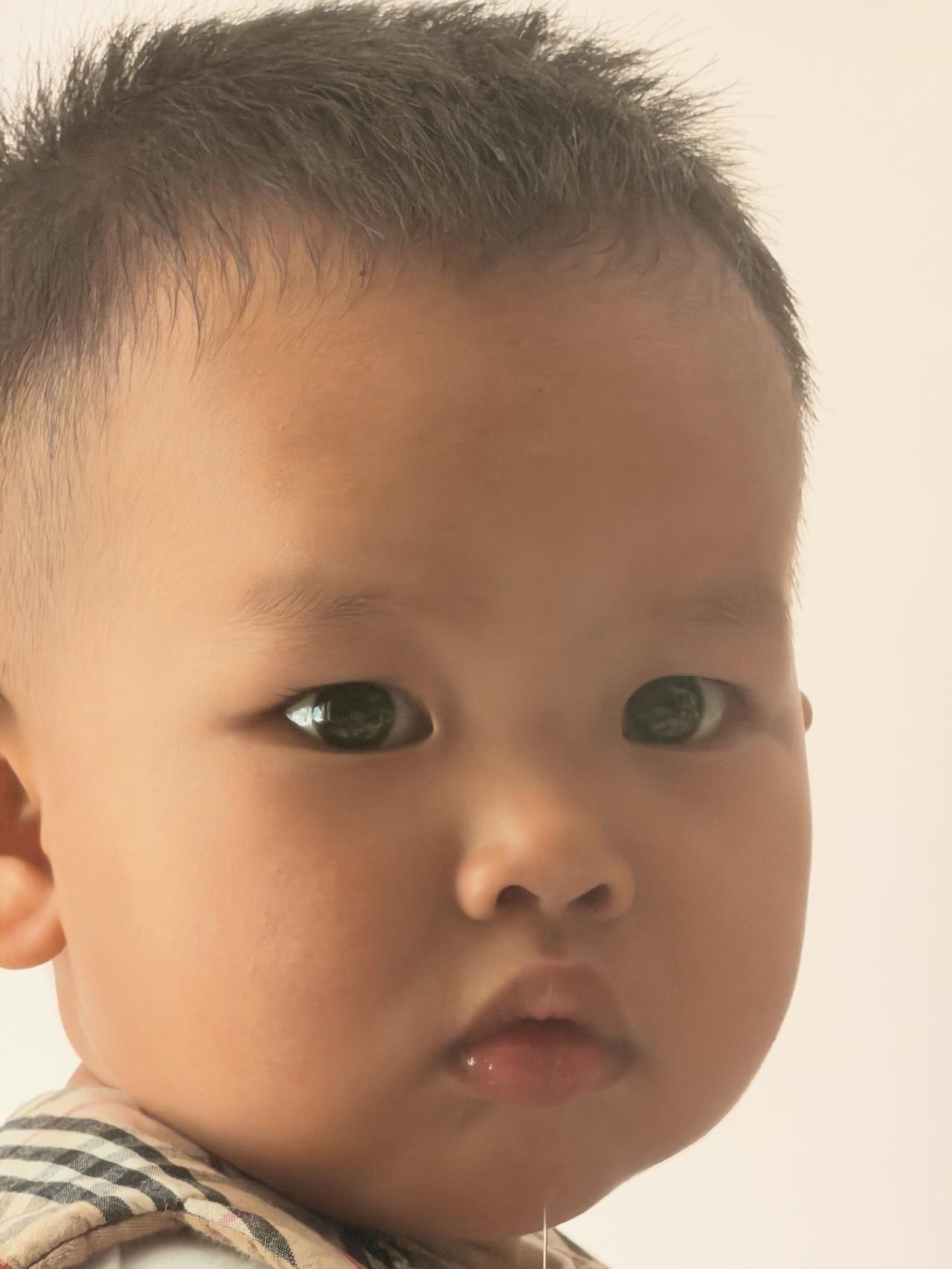 来自姐姐的镜头人类幼崽的侧脸