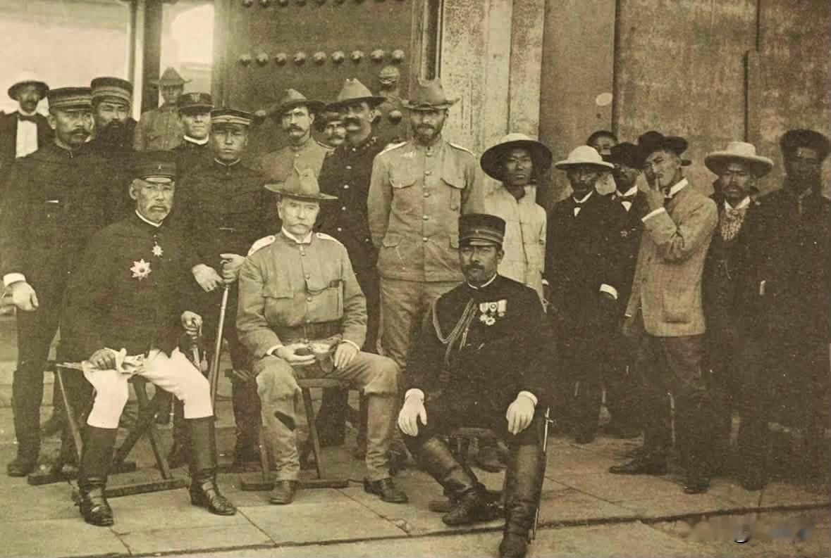1900年，美国日本派兵侵略北京紫禁城的留影。国家民族，沉重的历史记忆不能忘。