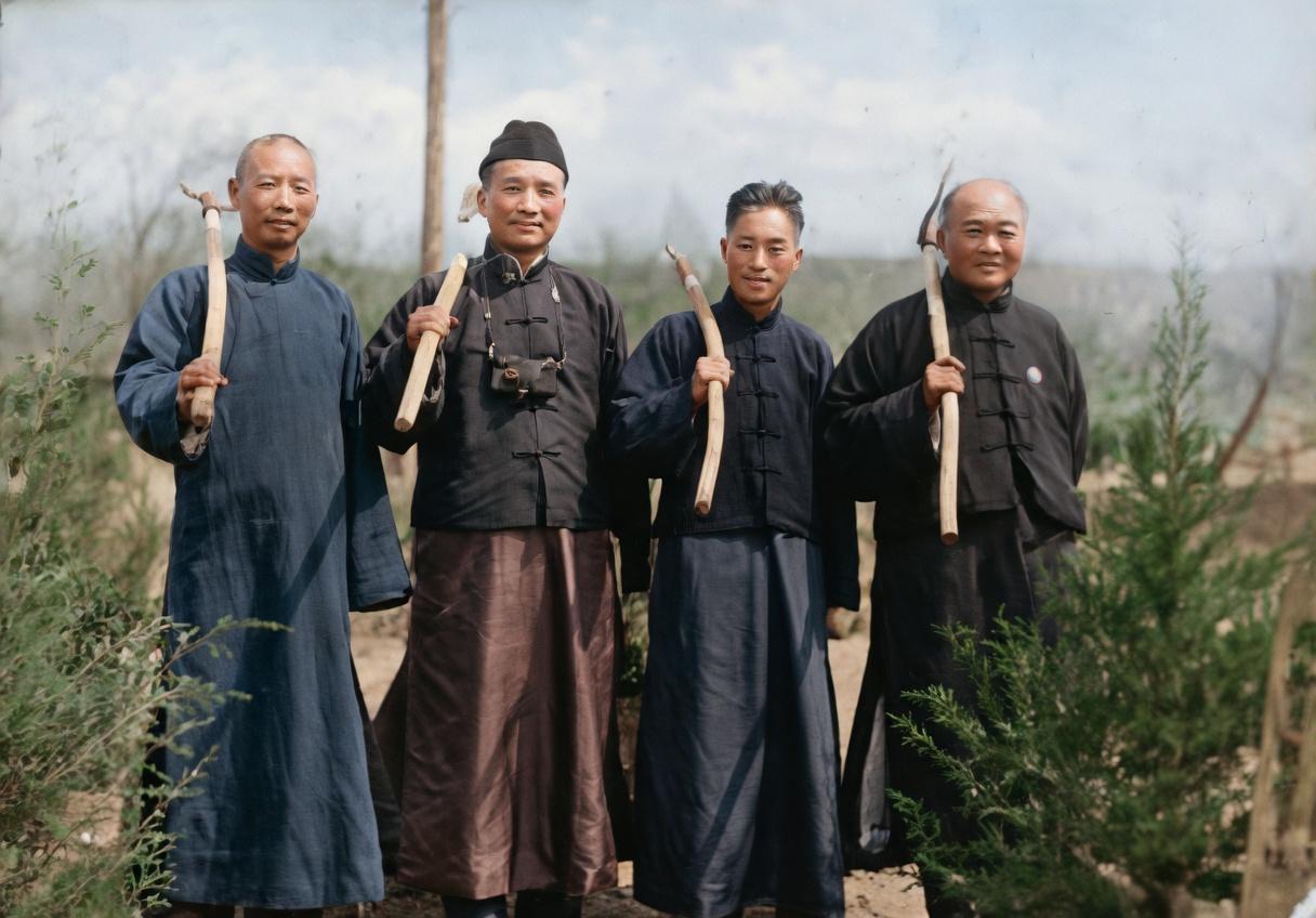 1935年3月12日，南京国民政府要员在明孝陵附近参加植树节十周年纪念活动的珍贵