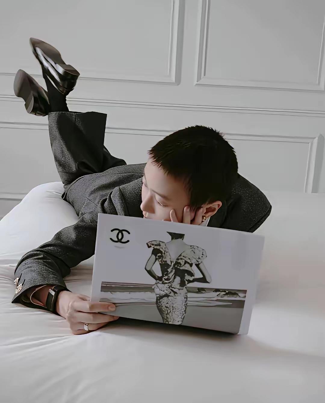 妈妈气质优雅，还带点古灵精怪，女儿却身着地道男装，感觉窦靖童愈发神似年轻时的窦唯