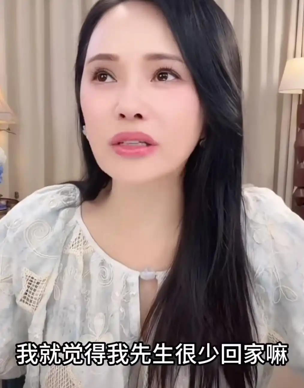 伊能静最近有个小烦恼，
不是因为婚姻亮红灯，
也不是因为女儿闹情绪，
而是老公秦