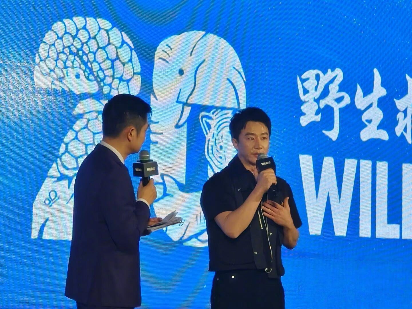 黄轩 情商主持人说感谢黄轩从剧组特意赶过来，黄轩：“没有没有，这是我应该做的，也