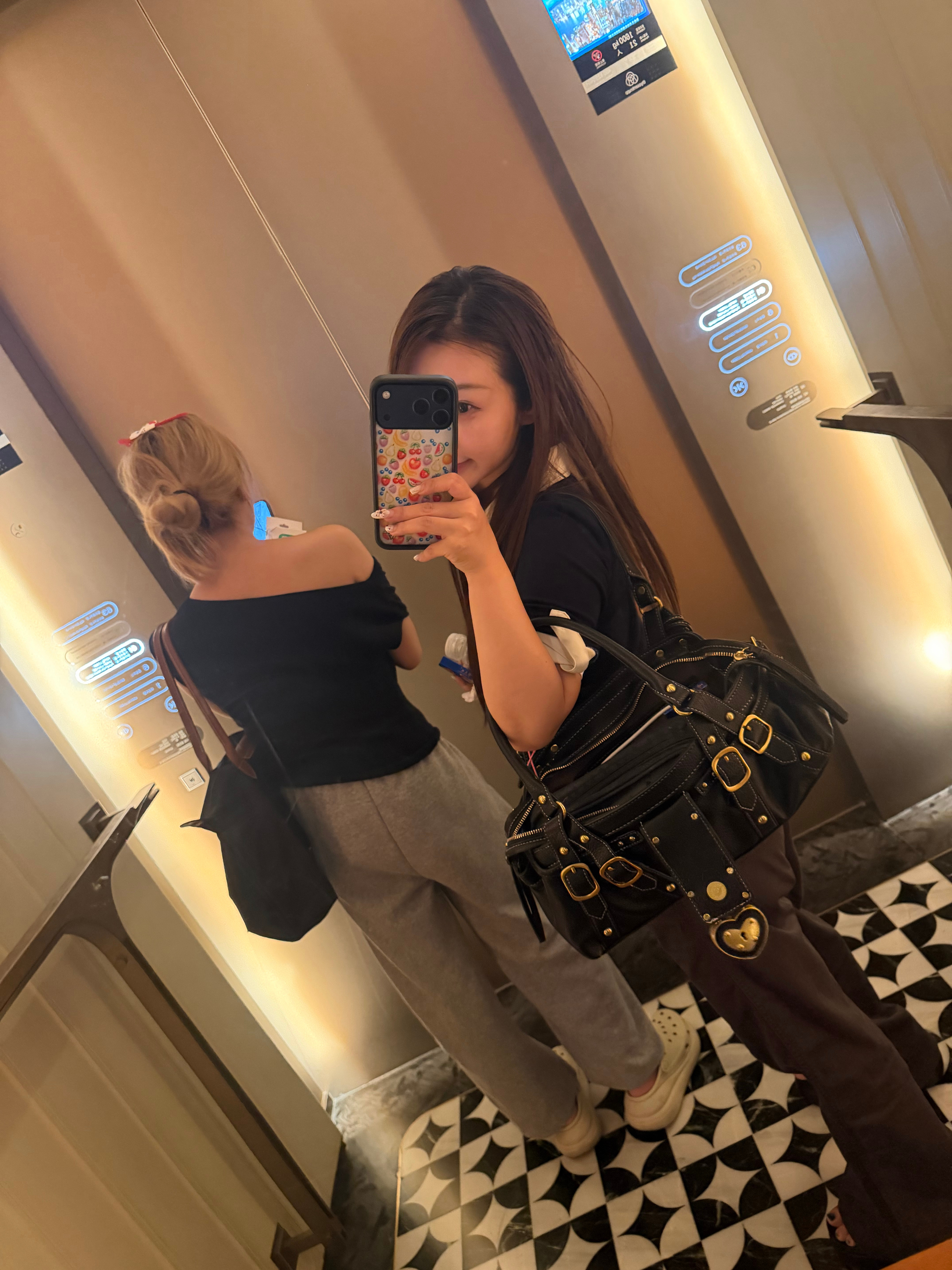 来住高级酒店也背的是一百来块的团品，家里有几大十万的包包是从来不会背出来的，就这