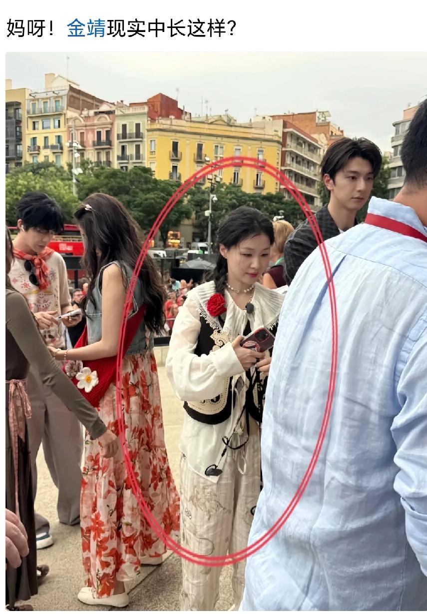 我滴个妈呀！白瞎看电视了！原来现实中她是这个样子的！