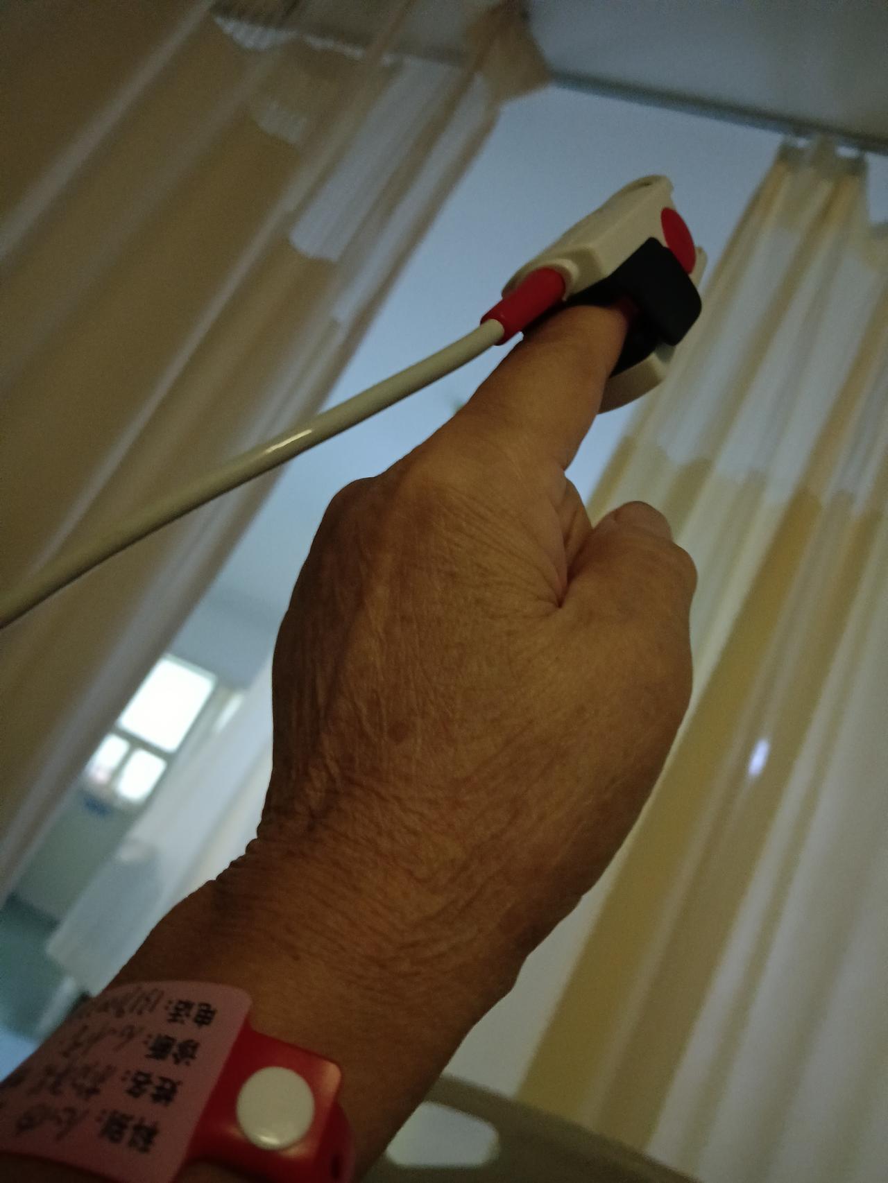 今天，我自投罗网，把自己送进了医院。
有心慌心悸的毛病很多年了，因为每次体检都没