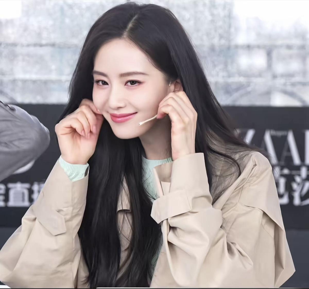 姐姐还是那么俏皮可爱灵动，姐姐美的一直很安心，时隔多年姐姐的那双眼睛依然是那么清