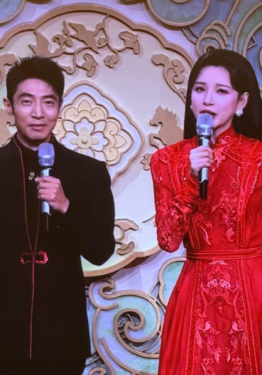 春晚舞台上，撒贝宁这个眉毛太出戏了，这是照着蜡笔小新弄的吗？

怎么感觉样子怪怪